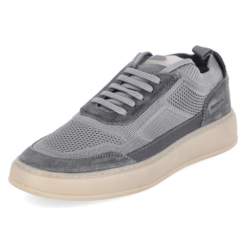Low-Top Sneaker