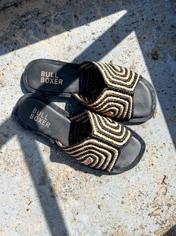 The 6RS0030703 2183 black-bronze raffia sandals are your summer essential for laid-back luxury. With a slip-on design and a textured raffia finish in chic black and bronze tones, these sandals are perfect for sunny days and breezy nights. Effortless style has never looked this good!