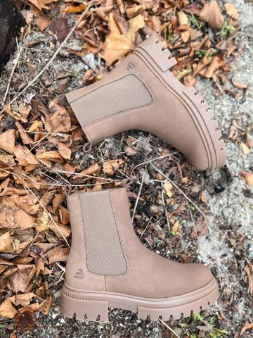 Step into effortless style with the 6LT0011301 3700 Taupe Chelsea Boot. This versatile boot features matching taupe elastic side panels for a sleek, seamless look. Perfect for adding a touch of sophistication to any outfit.