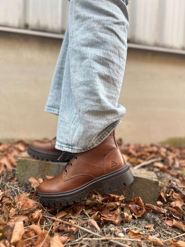 Own your style with the 6LT0010201 3300 Cognac Leather Combat Boot. Bold, cool, and made to stand out, this lace-up boot is your perfect sidekick for any adventure.