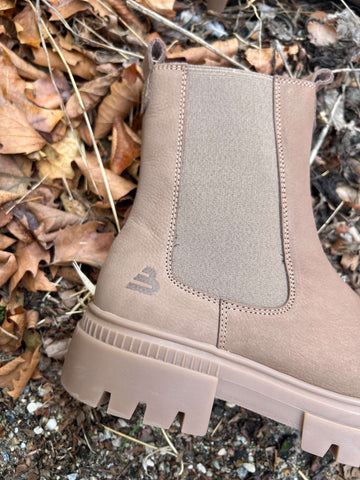 Step into effortless style with the 6LT0011301 3700 Taupe Chelsea Boot. This versatile boot features matching taupe elastic side panels for a sleek, seamless look. Perfect for adding a touch of sophistication to any outfit.