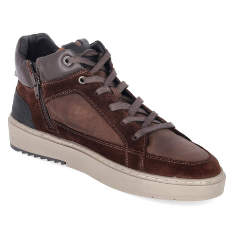 “Sneaker” is already English.  UK English equivalent: “trainer” (plural: “trainers”).
