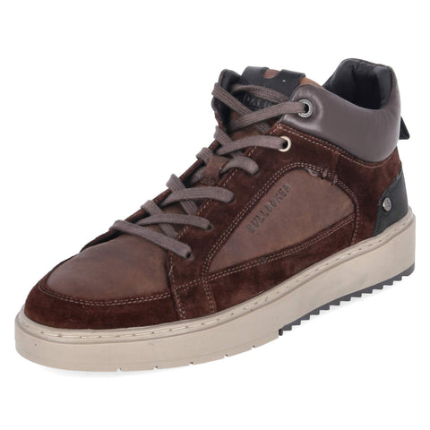 “Sneaker” is already English.  UK English equivalent: “trainer” (plural: “trainers”).