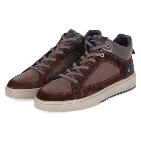 “Sneaker” is already English.  UK English equivalent: “trainer” (plural: “trainers”).