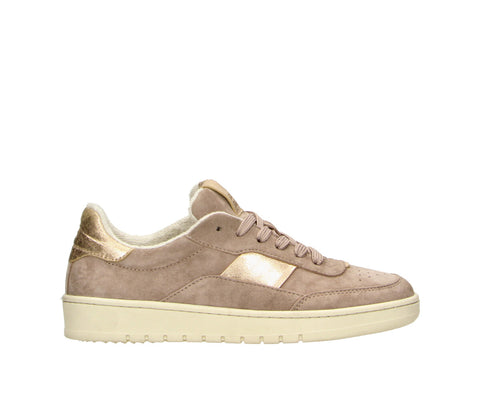 The 6CD0010101 7885 old pink-gold sneakers bring a soft, luxe vibe to your wardrobe. With an elegant old pink base and shimmering gold accents, these leather and suede low-tops are perfect for adding a touch of glamour to your everyday outfits