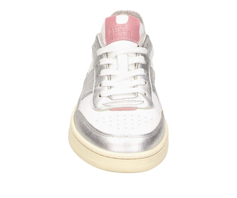 The 6CD0010101 1182 white-silver leather sneakers are the perfect blend of classic and cool. With a clean white base and sleek silver accents, these low-tops bring effortless style to any outfit