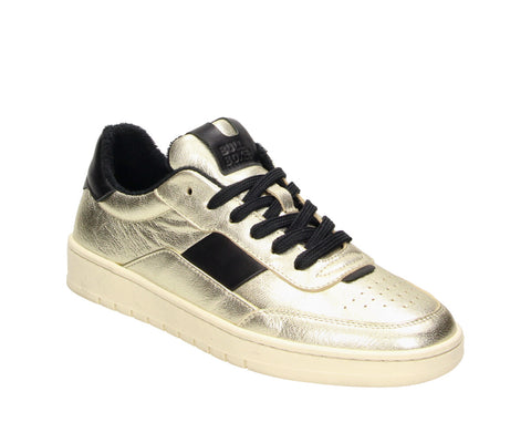 The 6CD0010101 8521 gold-black sneakers are the ultimate mix of glamour and edge. With a striking black base and bold gold details, these leather low-tops make any outfit shine. Designed for style and comfort, they’re perfect for nights out or elevating your casual looks. Bullboxer Shoes