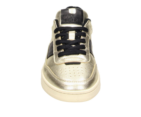 The 6CD0010101 8521 gold-black sneakers are the ultimate mix of glamour and edge. With a striking black base and bold gold details, these leather low-tops make any outfit shine. Designed for style and comfort, they’re perfect for nights out or elevating your casual looks. Bullboxer Shoes