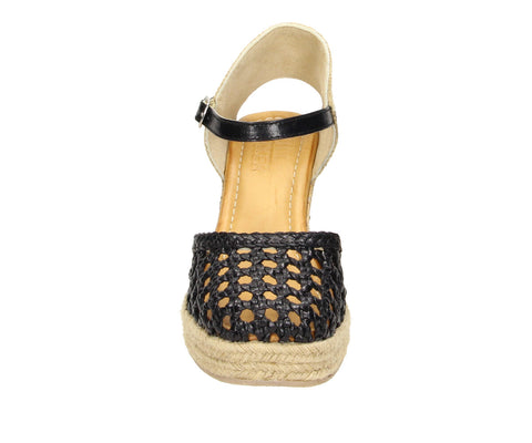 Step into summer chic with the 6GL0061001 2100 black leather wedge sandal. Featuring a stylish interwoven leather design and a natural cork wedge, this sandal combines elegance with a playful touch. The ankle strap with buckle ensures a secure and comfortable fit, while the raffia detailing adds a touch of earthy charm.