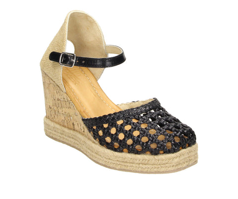 Step into summer chic with the 6GL0061001 2100 black leather wedge sandal. Featuring a stylish interwoven leather design and a natural cork wedge, this sandal combines elegance with a playful touch. The ankle strap with buckle ensures a secure and comfortable fit, while the raffia detailing adds a touch of earthy charm.