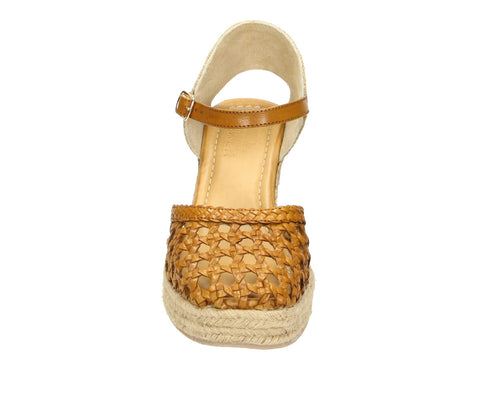 Elevate your summer style with the 6GL0061001 3300 cognac leather wedge sandal. Featuring a gorgeous interwoven leather design in a warm cognac hue, paired with a natural cork wedge, these sandals bring effortless sophistication to any outfit. The adjustable ankle strap ensures a comfortable fit, while the raffia detailing exudes a sunny, boho vibe.