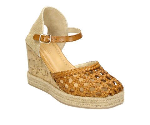 Elevate your summer style with the 6GL0061001 3300 cognac leather wedge sandal. Featuring a gorgeous interwoven leather design in a warm cognac hue, paired with a natural cork wedge, these sandals bring effortless sophistication to any outfit. The adjustable ankle strap ensures a comfortable fit, while the raffia detailing exudes a sunny, boho vibe.