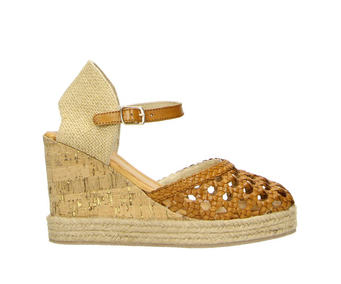 Elevate your summer style with the 6GL0061001 3300 cognac leather wedge sandal. Featuring a gorgeous interwoven leather design in a warm cognac hue, paired with a natural cork wedge, these sandals bring effortless sophistication to any outfit. The adjustable ankle strap ensures a comfortable fit, while the raffia detailing exudes a sunny, boho vibe.