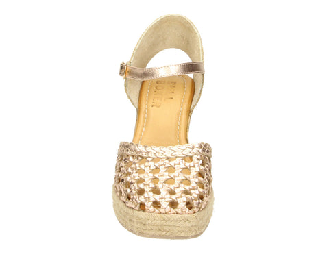 6GL0061001 8100 Champagne Leather Metallic Interwoven Wedges

Shine bright with these champagne metallic leather wedges! Featuring a gorgeous interwoven design, a cork wedge with raffia detailing, and a sleek adjustable ankle strap, these sandals are the perfect mix of glamour and comfort.