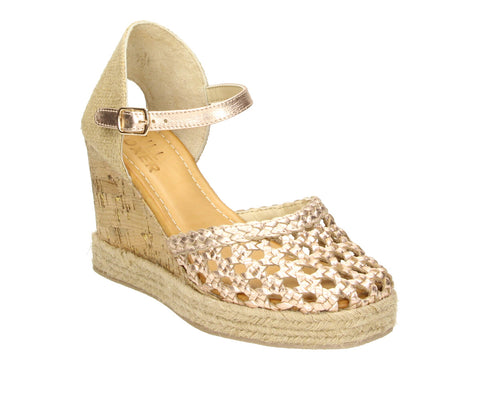 6GL0061001 8100 Champagne Leather Metallic Interwoven Wedges

Shine bright with these champagne metallic leather wedges! Featuring a gorgeous interwoven design, a cork wedge with raffia detailing, and a sleek adjustable ankle strap, these sandals are the perfect mix of glamour and comfort.