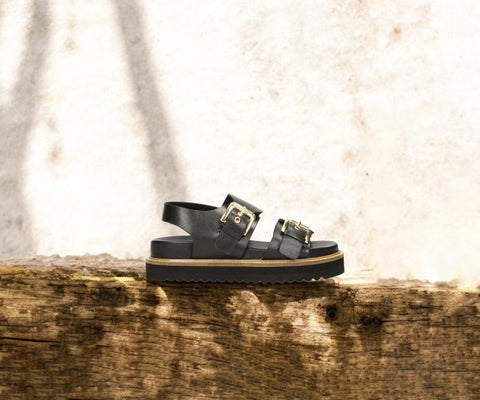 The 6GL0091001 2100 black leather flatform sandals are your go-to for edgy summer vibes. With a chunky sole for that extra boost and sleek adjustable straps, they’re equal parts cool and comfy.