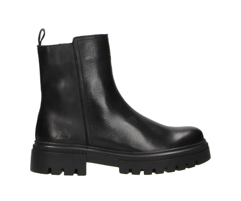 Step into adventure with the 6LT0011302 2100 Black Chelsea Boot. With a sleek look and a side zipper for easy wear, this boot is ready for anything your day throws at you.

Details:

Color: Classic black for effortless style
Material: Durable leather
Design: Chelsea boot with side zipper
Origin: Designed in the Netherlands
Why Bullboxer?
Bullboxer boots are made for those who embrace bold fashion and the freedom to explore. Comfortable, stylish, and always ready for your next journey.