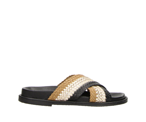 The 6RS0010701 2136 black-tan leather interwoven slippers bring a unique blend of style and craftsmanship to your summer wardrobe. These slip-on sandals are perfect for laid-back days and stylish evenings. Effortless and elegant, they’re your go-to for a polished yet relaxed vibe.