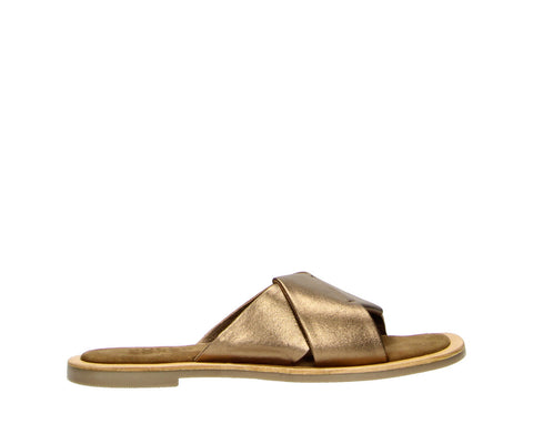 The 6RS0030701 8200 silver leather sandals are a perfect blend of elegance and edge. With their sleek silver finish and minimalist design, these sandals are your go-to for adding a touch of shine to any outfit. Whether it’s a casual day out or a night to remember, they’ll keep you stylish and comfortable. Bullboxer