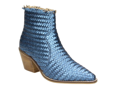 Step out in style with the Bullboxer 6VE0041401 4500 Jeans Boot. Featuring a unique woven PU upper in a trendy jeans-blue hue, this ankle boot is the perfect blend of modern fashion and timeless charm. Whether you're dressing up or keeping it casual, this boot is your go-to for a versatile and stylish look.