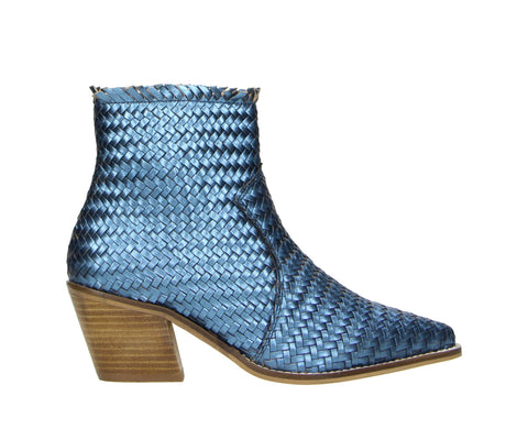 Step out in style with the Bullboxer 6VE0041401 4500 Jeans Boot. Featuring a unique woven PU upper in a trendy jeans-blue hue, this ankle boot is the perfect blend of modern fashion and timeless charm. Whether you're dressing up or keeping it casual, this boot is your go-to for a versatile and stylish look.