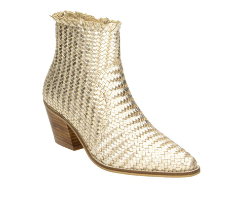 Make a bold statement with the Bullboxer 6VE0041401 8500 Gold Boot. Crafted from premium woven gold PU, this ankle boot combines a touch of glamour with contemporary design. Its shimmering texture and sleek silhouette make it the ultimate standout piece for any occasion.