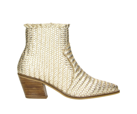 Make a bold statement with the Bullboxer 6VE0041401 8500 Gold Boot. Crafted from premium woven gold PU, this ankle boot combines a touch of glamour with contemporary design. Its shimmering texture and sleek silhouette make it the ultimate standout piece for any occasion.