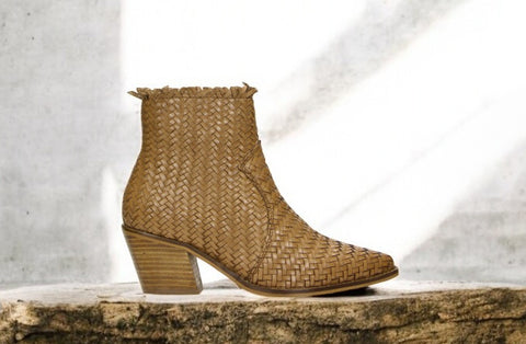 Elevate your look with the Bullboxer 6VE0041401 3300 Cognac Leather Boot. Crafted from woven cognac leather, this boot is a modern take on timeless sophistication. Its warm tone and intricate texture make it the perfect statement piece for any occasion.

Material
Premium woven leather for a textured, standout finish. Soft lining and a sturdy block heel keep you comfortable and stylish all day long.