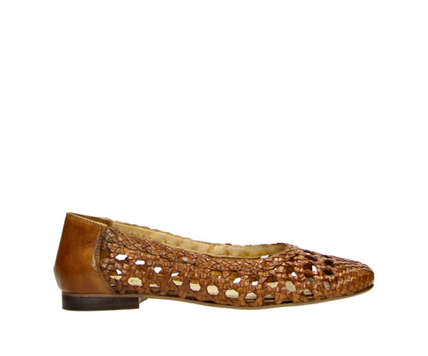 Step up your style game with the Bullboxer 6YY0842001 3300 Cognac Leather Interwoven Ballerina. Featuring a sleek, interwoven cognac leather design, this ballerina combines timeless elegance with a modern twist. Perfect for any occasion, whether you're keeping it casual or dressing it up for a night out, these shoes bring effortless chic to your everyday look. With a design that’s as comfortable as it is stylish, they’re the go-to choice for making every step count.