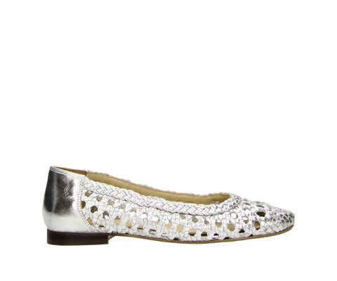 Elevate your style with the Bullboxer 6YY0842001 8200 Silver Leather Interwoven Ballerina. Designed for those who like to shine,