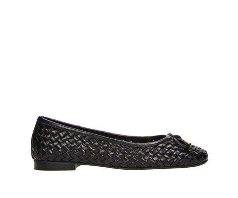 Elevate your footwear collection with the Bullboxer 6YY0842002 2100 Black Leather Interwoven Ballerina. Crafted from high-quality black leather, this ballerina features a sleek interwoven design that exudes sophistication and timeless style. Whether you're dressing up for a formal event or keeping it casual, these shoes add a touch of elegance to any outfit, offering the perfect balance of comfort and chic appeal.