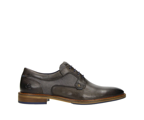 The Bullboxer 7YY0850301 5300 Dark Grey Leather Combi Men's Shoe offers a sleek and sophisticated design that pairs perfectly with any modern wardrobe. Featuring a dark grey leather upper with a unique combi finish, this shoe adds an elegant yet bold touch to your look, whether you're at work or out for a casual outing.