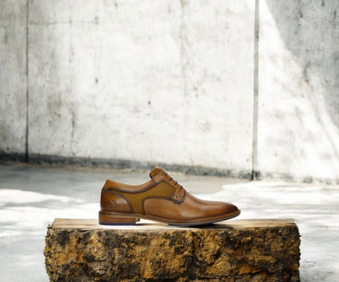 The Bullboxer 7YY0850301 3300 Cognac Leather Combi Men's Shoe blends classic sophistication with a contemporary edge. Featuring a rich cognac leather upper with a stylish combi finish, this shoe offers a warm and refined look that easily transitions from business to casual wear.