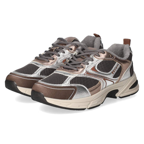 Low-Top Sneaker