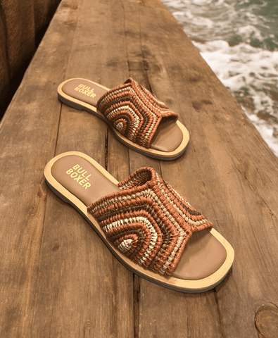 The 6RS0030703 6334 orange-beige raffia sandals bring a burst of sunny vibes to your summer wardrobe. Featuring a chic raffia texture in warm orange and beige tones, these slip-on sandals are all about effortless style and easy comfort. Perfect for beach days, city strolls, or anything in between. Bullboxer Shoes Footwear