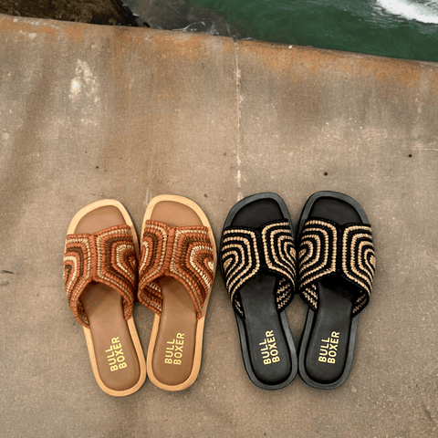 The 6RS0030703 2183 black-bronze raffia sandals are your summer essential for laid-back luxury. With a slip-on design and a textured raffia finish in chic black and bronze tones, these sandals are perfect for sunny days and breezy nights. Effortless style has never looked this good!