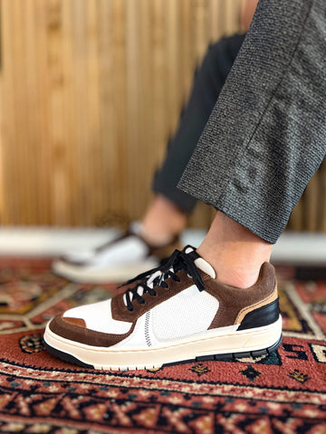 The Bullboxer 7LT0010101 1135 White-Dark Brown Leather Men's Sneaker is a great mix of casual and classy. With a clean white leather design and dark brown details, it’s easy to pair with any outfit, whether you’re running errands or heading out with friends.