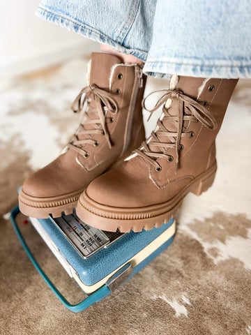 Own the moment with the 6LT0010201 3700 Taupe Leather Combat Boot. Effortlessly cool and endlessly versatile, this bold boot is your style statement for any adventure.